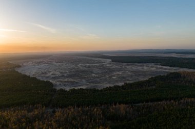 Bledowska Çölü, Polonya 'nın en büyük bataklık kumu. Silesian Upland, Bledow, Klucze ve Çeçen köyünün sınırında yer alan kum çölü, büyük orman bölgesi hava aracı manzaralı.