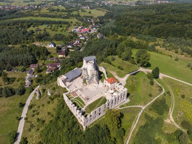Rabsztyn, Polonya. Polonya 'nın Jurassic Highland kayasındaki ortaçağ kraliyet kalesinin kalıntıları. Yazın Rabsztyn Hava Manzarası. - Evet. Polonya 'daki ortaçağ kraliyet Rabsztyn Kalesi' nin kalıntıları. Yaz mevsiminde hava manzarası. 