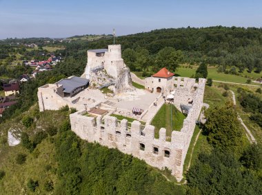 Rabsztyn, Polonya. Polonya 'nın Jurassic Highland kayasındaki ortaçağ kraliyet kalesinin kalıntıları. Yazın Rabsztyn Hava Manzarası. - Evet. Polonya 'daki ortaçağ kraliyet Rabsztyn Kalesi' nin kalıntıları. Yaz mevsiminde hava manzarası. 