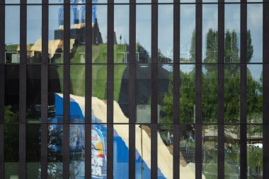 KATOWICE, POLAND - 21 AĞUSTOS 2021 Bisiklet Yamaç Dünya Kupası. Katowice 'deki Uluslararası Konferans Merkezi' nde Red Bull Roof Ride Slopestyle yarışması. Yamaç tarzı büyük sıçramalar, şehirde hileler. 