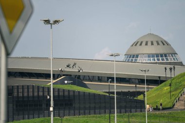 KATOWICE, POLAND - 21 AĞUSTOS 2021 Bisiklet Yamaç Dünya Kupası. Katowice 'deki Uluslararası Konferans Merkezi' nde Red Bull Roof Ride Slopestyle yarışması. Yamaç tarzı büyük sıçramalar, şehirde hileler. 