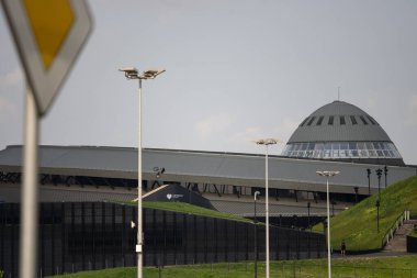 KATOWICE, POLAND - 21 AĞUSTOS 2021 Bisiklet Yamaç Dünya Kupası. Katowice 'deki Uluslararası Konferans Merkezi' nde Red Bull Roof Ride Slopestyle yarışması. Yamaç tarzı büyük sıçramalar, şehirde hileler. 