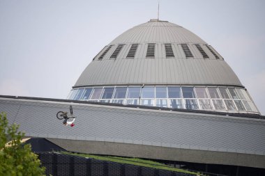 KATOWICE, POLAND - 21 AĞUSTOS 2021 Bisiklet Yamaç Dünya Kupası. Katowice 'deki Uluslararası Konferans Merkezi' nde Red Bull Roof Ride Slopestyle yarışması. Yamaç tarzı büyük sıçramalar, şehirde hileler. 