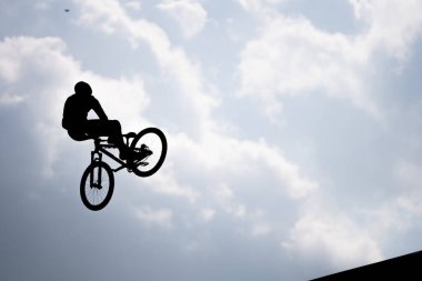KATOWICE, POLAND - 21 AĞUSTOS 2021 Bisiklet Yamaç Dünya Kupası. Katowice 'deki Uluslararası Konferans Merkezi' nde Red Bull Roof Ride Slopestyle yarışması. Yamaç tarzı büyük sıçramalar, şehirde hileler. 