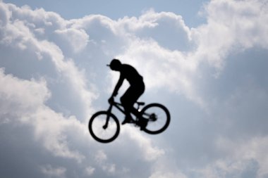 KATOWICE, POLAND - 21 AĞUSTOS 2021 Bisiklet Yamaç Dünya Kupası. Katowice 'deki Uluslararası Konferans Merkezi' nde Red Bull Roof Ride Slopestyle yarışması. Yamaç tarzı büyük sıçramalar, şehirde hileler. 