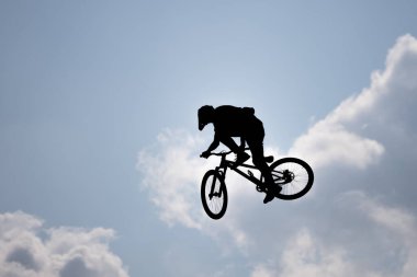 KATOWICE, POLAND - 21 AĞUSTOS 2021 Bisiklet Yamaç Dünya Kupası. Katowice 'deki Uluslararası Konferans Merkezi' nde Red Bull Roof Ride Slopestyle yarışması. Yamaç tarzı büyük sıçramalar, şehirde hileler. 