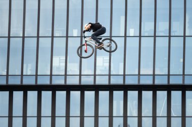 KATOWICE, POLAND - 21 AĞUSTOS 2021 Bisiklet Yamaç Dünya Kupası. Katowice 'deki Uluslararası Konferans Merkezi' nde Red Bull Roof Ride Slopestyle yarışması. Yamaç tarzı büyük sıçramalar, şehirde hileler. 