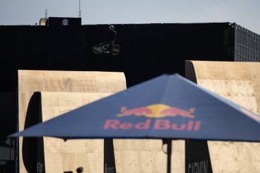 KATOWICE, POLAND - 21 AĞUSTOS 2021 Bisiklet Yamaç Dünya Kupası. Katowice 'deki Uluslararası Konferans Merkezi' nde Red Bull Roof Ride Slopestyle yarışması. Yamaç tarzı büyük sıçramalar, şehirde hileler. 