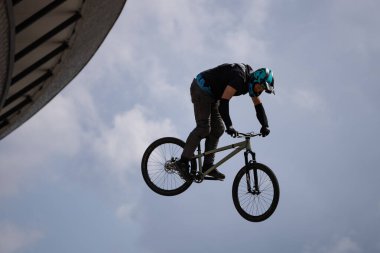 KATOWICE, POLAND - 21 AĞUSTOS 2021 Bisiklet Yamaç Dünya Kupası. Katowice 'deki Uluslararası Konferans Merkezi' nde Red Bull Roof Ride Slopestyle yarışması. Yamaç tarzı büyük sıçramalar, şehirde hileler. 