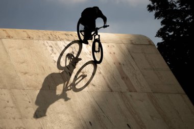 KATOWICE, POLAND - 21 AĞUSTOS 2021 Bisiklet Yamaç Dünya Kupası. Katowice 'deki Uluslararası Konferans Merkezi' nde Red Bull Roof Ride Slopestyle yarışması. Yamaç tarzı büyük sıçramalar, şehirde hileler. 