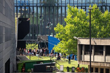 KATOWICE, POLAND - 21 AĞUSTOS 2021 Bisiklet Yamaç Dünya Kupası. Katowice 'deki Uluslararası Konferans Merkezi' nde Red Bull Roof Ride Slopestyle yarışması. Yamaç tarzı büyük sıçramalar, şehirde hileler. 