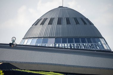 KATOWICE, POLAND - 21 AĞUSTOS 2021 Bisiklet Yamaç Dünya Kupası. Katowice 'deki Uluslararası Konferans Merkezi' nde Red Bull Roof Ride Slopestyle yarışması. Yamaç tarzı büyük sıçramalar, şehirde hileler. 