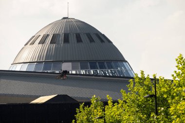 KATOWICE, POLAND - 21 AĞUSTOS 2021 Bisiklet Yamaç Dünya Kupası. Katowice 'deki Uluslararası Konferans Merkezi' nde Red Bull Roof Ride Slopestyle yarışması. Yamaç tarzı büyük sıçramalar, şehirde hileler. 