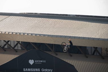 KATOWICE, POLAND - 21 AĞUSTOS 2021 Bisiklet Yamaç Dünya Kupası. Katowice 'deki Uluslararası Konferans Merkezi' nde Red Bull Roof Ride Slopestyle yarışması. Yamaç tarzı büyük sıçramalar, şehirde hileler. 