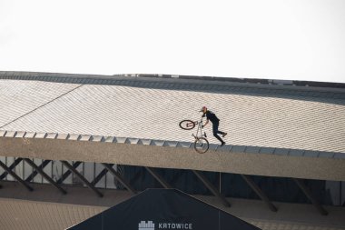 KATOWICE, POLAND - 21 AĞUSTOS 2021 Bisiklet Yamaç Dünya Kupası. Katowice 'deki Uluslararası Konferans Merkezi' nde Red Bull Roof Ride Slopestyle yarışması. Yamaç tarzı büyük sıçramalar, şehirde hileler. 