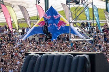 KATOWICE, POLAND - 21 AĞUSTOS 2021 Bisiklet Yamaç Dünya Kupası. Katowice 'deki Uluslararası Konferans Merkezi' nde Red Bull Roof Ride Slopestyle yarışması. Yamaç tarzı büyük sıçramalar, şehirde hileler. 