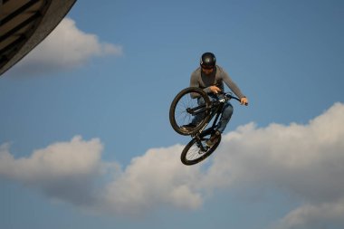 KATOWICE, POLAND - 21 AĞUSTOS 2021 Bisiklet Yamaç Dünya Kupası. Katowice 'deki Uluslararası Konferans Merkezi' nde Red Bull Roof Ride Slopestyle yarışması. Yamaç tarzı büyük sıçramalar, şehirde hileler. 