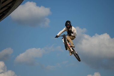KATOWICE, POLAND - 21 AĞUSTOS 2021 Bisiklet Yamaç Dünya Kupası. Katowice 'deki Uluslararası Konferans Merkezi' nde Red Bull Roof Ride Slopestyle yarışması. Yamaç tarzı büyük sıçramalar, şehirde hileler. 