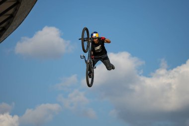 KATOWICE, POLAND - 21 AĞUSTOS 2021 Bisiklet Yamaç Dünya Kupası. Katowice 'deki Uluslararası Konferans Merkezi' nde Red Bull Roof Ride Slopestyle yarışması. Yamaç tarzı büyük sıçramalar, şehirde hileler. 