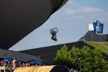 KATOWICE, POLAND - 21 AĞUSTOS 2021 Bisiklet Yamaç Dünya Kupası. Katowice 'deki Uluslararası Konferans Merkezi' nde Red Bull Roof Ride Slopestyle yarışması. Yamaç tarzı büyük sıçramalar, şehirde hileler. 