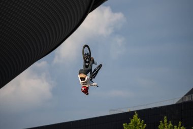 KATOWICE, POLAND - 21 AĞUSTOS 2021 Bisiklet Yamaç Dünya Kupası. Katowice 'deki Uluslararası Konferans Merkezi' nde Red Bull Roof Ride Slopestyle yarışması. Yamaç tarzı büyük sıçramalar, şehirde hileler. 