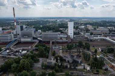 Jastrzebie-Zdroj 'daki kömür madeni ve kısmen Wodzisaw County' deki Mszana 'da. Polonya 'daki kömür madeninin insansız hava aracı görüntüsü. Kömür madeni kuş bakışı görünüyor.