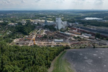 Jastrzebie-Zdroj 'daki kömür madeni ve kısmen Wodzisaw County' deki Mszana 'da. Polonya 'daki kömür madeninin insansız hava aracı görüntüsü. Kömür madeni kuş bakışı görünüyor.