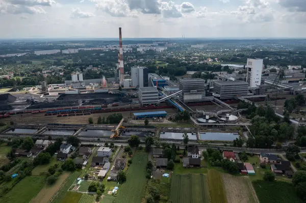 Jastrzebie-Zdroj 'daki kömür madeni ve kısmen Wodzisaw County' deki Mszana 'da. Polonya 'daki kömür madeninin insansız hava aracı görüntüsü. Kömür madeni kuş bakışı görünüyor.