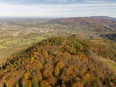Polonya 'nın Beskid Slaski dağlarındaki Wielka Czantoria ve Mala Czantoria tepeleri. Sonbahar gününün sonlarında açık gökyüzüyle Beskid dağları. Polonya tepesi dağları beskidi. Sonbahar dağları aşındırır.. 