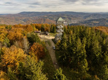 Polonya 'nın Beskid Slaski dağlarındaki Wielka Czantoria ve Mala Czantoria tepeleri. Sonbahar günü açık gökyüzü ile dağlarda gözlem kulesi. Polonya tepesi dağları beskidi. Sonbahar dağları aşındırır.. 