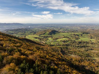 Polonya 'nın Beskid Slaski dağlarındaki Wielka Czantoria ve Mala Czantoria tepeleri. Sonbahar gününün sonlarında açık gökyüzüyle Beskid dağları. Polonya tepesi dağları beskidi. Sonbahar dağları aşındırır.. 