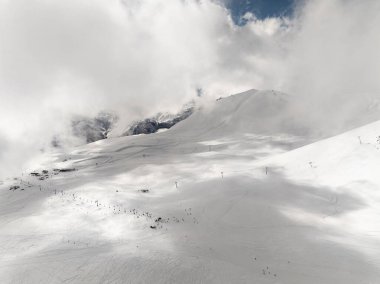 Kışın Gudauri kayak merkezinin insansız hava aracı görüntüsü. Gürcistan 'daki Kafkas Dağları. Kafkas kış dağlarında Kudebi, Bidara, Sadzele, Kobi hava manzarası.