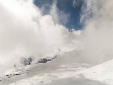 Kışın Gudauri kayak merkezinin insansız hava aracı görüntüsü. Gürcistan 'daki Kafkas Dağları. Kafkas kış dağlarında Kudebi, Bidara, Sadzele, Kobi hava manzarası.