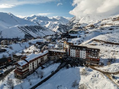 Kışın Gudauri kayak merkezinin insansız hava aracı görüntüsü. Gürcistan 'daki Kafkas Dağları. Gudauri Köyü Panorama Hava Perspektifinden Kayak Resort Arkaplanı