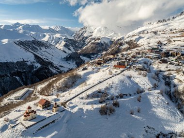 Gudauri, Georgia 'daki Amaglebis eklesia kilisesinin hava aracı görüntüsü. Kafkasya 'daki Ortodoks kilise mimarisi. Kışın Gudauri kayak merkezi. Gürcistan 'daki Kafkas Dağları