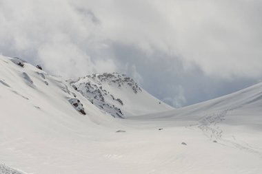 Dağlarda bir helikopter var. Kafkasya 'da serbest helikopter sörfü. Kışın serbest snowboard sporu. Helikopter paraşütü. Kar bordasında toz içinde gezmek. Kafkasya dağlarında serbest dolaşmak. 