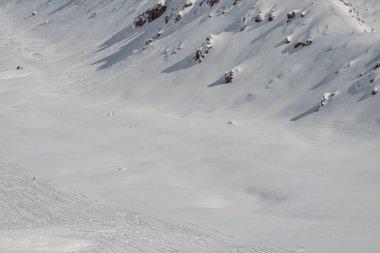 Kar tozu üzerinde freeride rali izleri. Kudebi, Bidara, Sadzele, Kafkas kış dağlarındaki Kobi hava manzarası. Kışın Gudauri kayak merkezinin insansız hava aracı görüntüsü. Gürcistan 'daki Kafkas Dağları