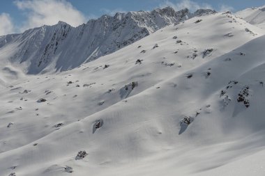  Kudebi, Bidara, Sadzele, Kafkas kış dağlarındaki Kobi hava manzarası. Kışın Gudauri kayak merkezinin insansız hava aracı görüntüsü. Gürcistan 'daki Kafkas Dağları