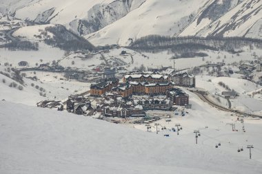  Kudebi, Bidara, Sadzele, Kafkas kış dağlarındaki Kobi hava manzarası. Kışın Gudauri kayak merkezinin insansız hava aracı görüntüsü. Gürcistan 'daki Kafkas Dağları