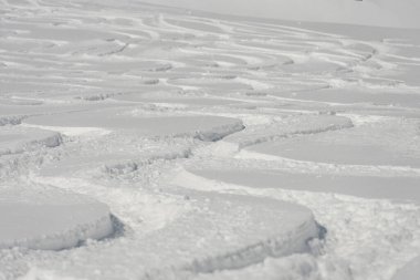  Kudebi, Bidara, Sadzele, Kafkas kış dağlarındaki Kobi hava manzarası. Kışın Gudauri kayak merkezinin insansız hava aracı görüntüsü. Gürcistan 'daki Kafkas Dağları