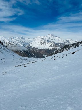 Kudebi, Bidara, Sadzele, Kafkas kış dağlarındaki Kobi hava manzarası. Kışın Gudauri kayak merkezinin insansız hava aracı görüntüsü. Gürcistan 'daki Kafkas Dağları