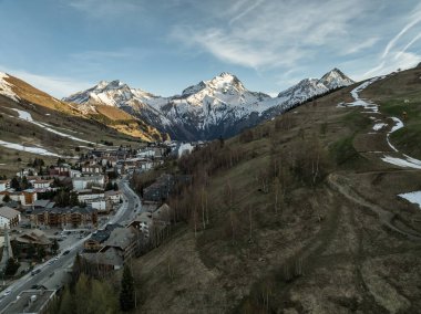 Hava aracı fotoğrafı. Kışın Fransız Alpleri, Fransa 'da Rhone Alpes Avrupa. İlkbahar zamanı Les Deux Alpes Köyü. Gün batımında Alp dağlarında bir kasaba. Fransız Alpleri 'nin kış kasabası.
