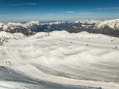 Kış dağları güzel alp panoramik. Grenoble yakınlarındaki Fransız Alp Dağları 'nın insansız hava aracı görüntüsü. Avrupa kışın alkole çıkar. Les Deux Alpes Oteli. Dağlar kar manzaralı..