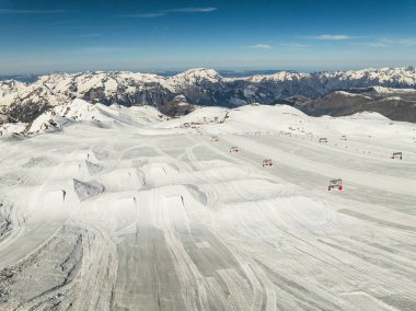 Kış dağları güzel alp panoramik. Grenoble yakınlarındaki Fransız Alp Dağları 'nın insansız hava aracı görüntüsü. Avrupa kışın alkole çıkar. Les Deux Alpes Oteli. Dağlar kar manzaralı..