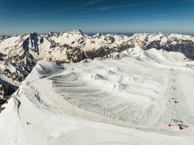 Kış dağları güzel alp panoramik. Grenoble yakınlarındaki Fransız Alp Dağları 'nın insansız hava aracı görüntüsü. Avrupa kışın alkole çıkar. Les Deux Alpes Oteli. Dağlar kar manzaralı..