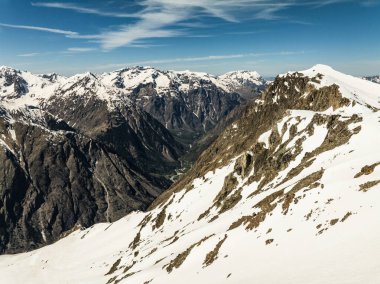 Kış dağları güzel alp panoramik. Grenoble yakınlarındaki Fransız Alp Dağları 'nın insansız hava aracı görüntüsü. Avrupa kışın alkole çıkar. Les Deux Alpes Oteli. Dağlar kar manzaralı..