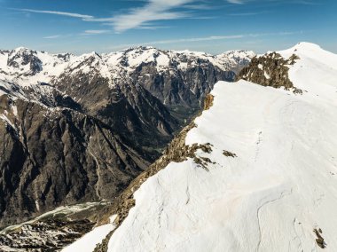 Kış dağları güzel alp panoramik. Grenoble yakınlarındaki Fransız Alp Dağları 'nın insansız hava aracı görüntüsü. Avrupa kışın alkole çıkar. Les Deux Alpes Oteli. Dağlar kar manzaralı..