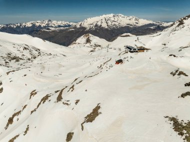 Kış dağları güzel alp panoramik. Grenoble yakınlarındaki Fransız Alp Dağları 'nın insansız hava aracı görüntüsü. Avrupa kışın alkole çıkar. Les Deux Alpes Oteli. Dağlar kar manzaralı..