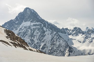 Kış dağları güzel alp panoramik. Grenoble yakınlarındaki Fransız Alp Dağları 'nın insansız hava aracı görüntüsü. Avrupa kışın alkole çıkar. Les Deux Alpes Oteli. Dağlar kar manzaralı..