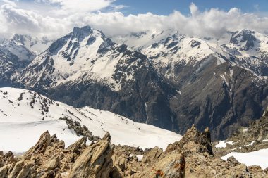 Kış dağları güzel alp panoramik. Grenoble yakınlarındaki Fransız Alp Dağları 'nın insansız hava aracı görüntüsü. Avrupa kışın alkole çıkar. Les Deux Alpes Oteli. Dağlar kar manzaralı..